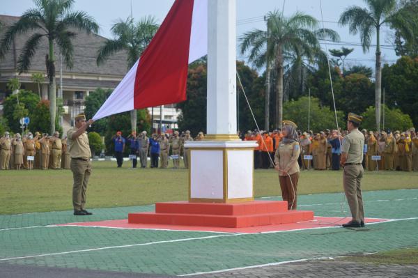 Disnaker Babel Petugas Pelaksana Upacara Bendera 