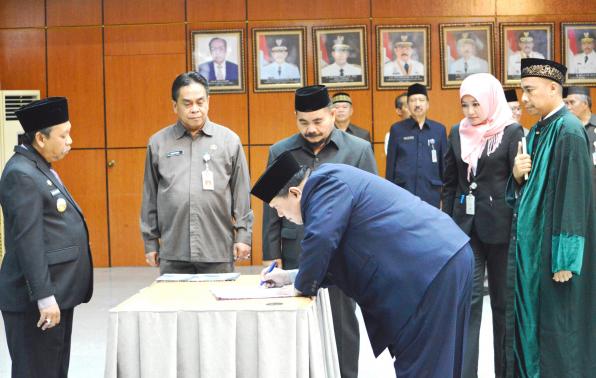 Proses Penandatanganan Berita Acara Dihadapan Beberapa Saksi