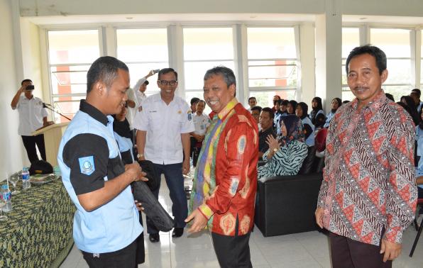 Penyerahan Alat Tulis