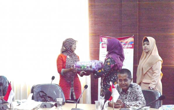 Penyerahan Bingkisan 