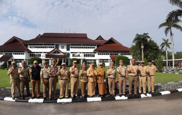 beberapa petugas