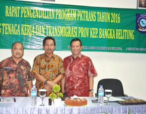 Didik Suprapto,SH (posisi tengah) Kepala Disnakertrans Pemprov Kep Babel, Plt.Kabid Transmigrasi, Sukirno, dan Narasumber Pusat Kementrian Transmigrasi(kanan)