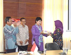 Penyerahan Tanda Kenangan 