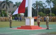 petugas pengibar Bendera